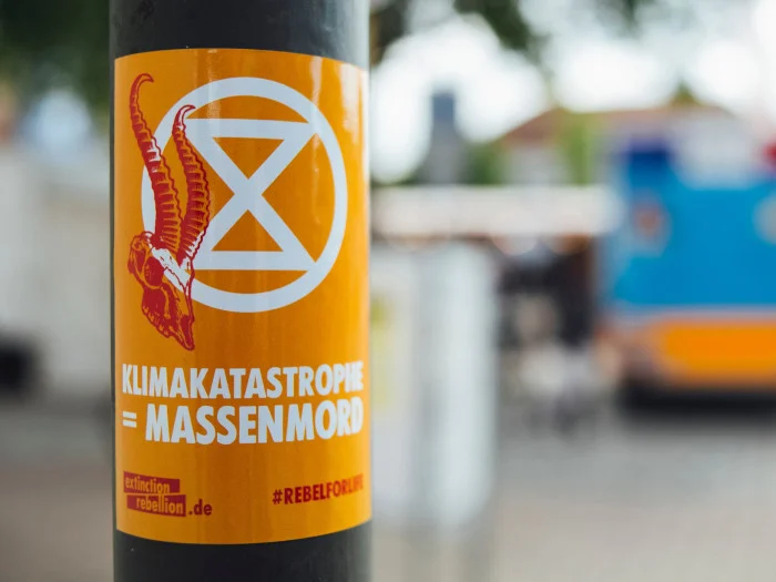 Ein Sticker von Extinction Rebellion mit der Aufschrift "Klimakatastrophe = Massenmord"