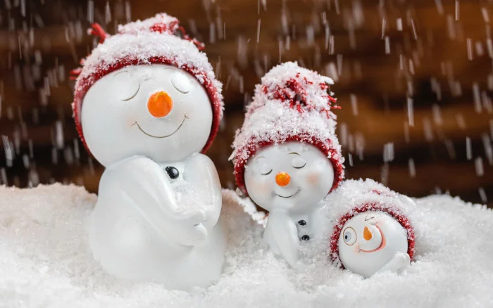Drei künstliche Schneemänner in künstlichem Schnee