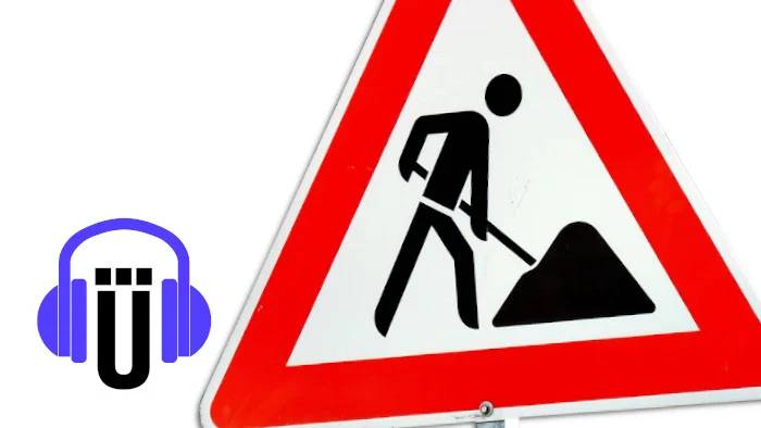 Ein Baustellenschild neben dem Podcast-Logo von Übermedien
