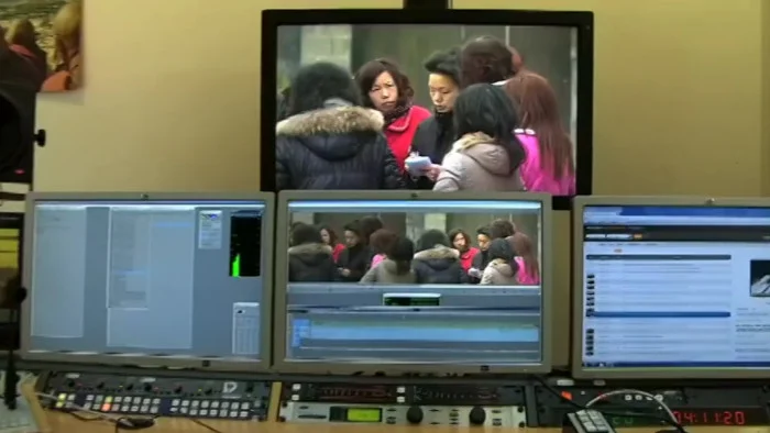 Blick auf vier Monitore im Schnittraum im ARD-Studio Peking