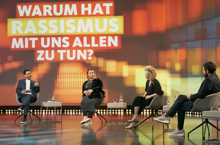 Moderator Till Nassif, Wissenschaftlerin und Sinteza-Aktivistin Roxanna Witt, Philosophin Svenja Flaßpöhler und Soziloge Aladin El-Mafaalani (v.l.)