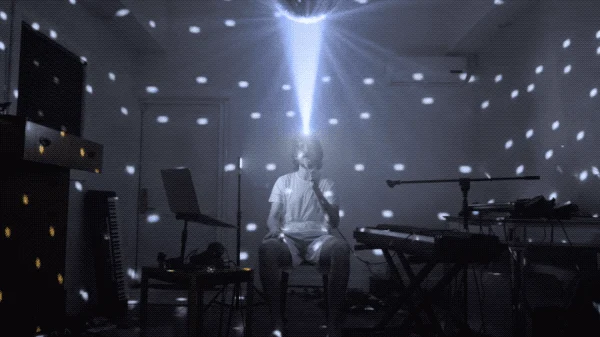 Bo Burnham sitzt in seinem Zimmer und wird von der Discokugel bestrahlt
