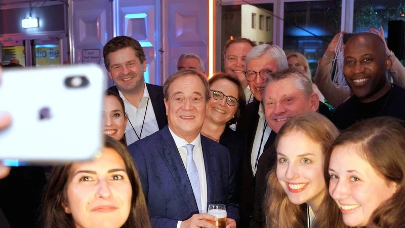 Armin Laschet nach dem TV-Duell umringt von Fans und Parteifreunden