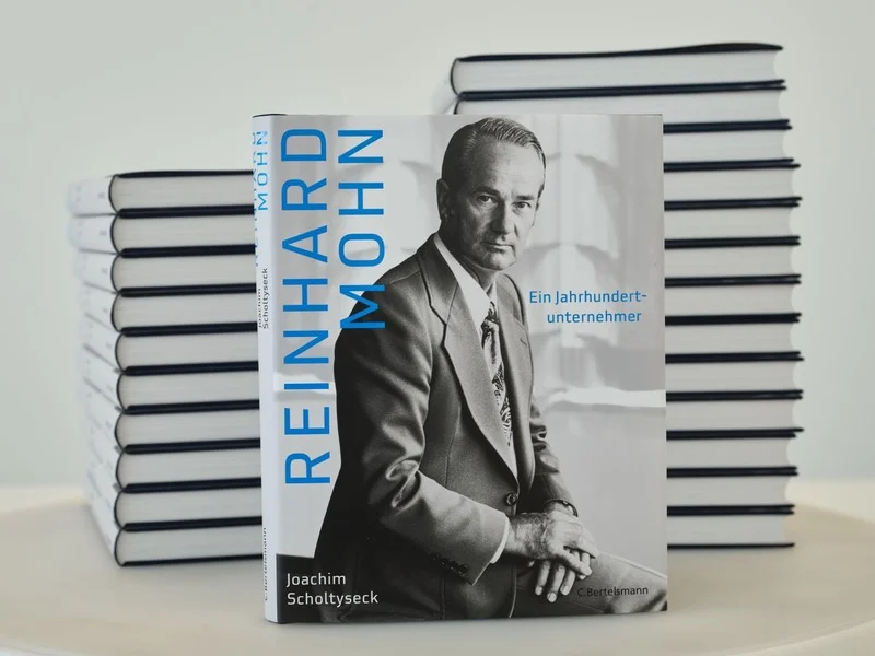 Bücherstapel „Reinhard Mohn - ein Jahrhundertunternehmer"