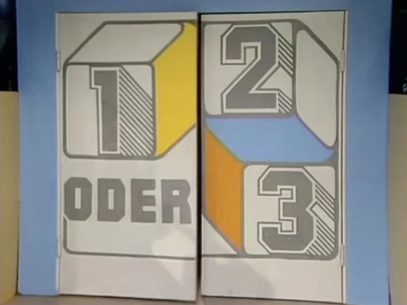 Tür mit dem Sendungslogo von „1, 2 oder 3“