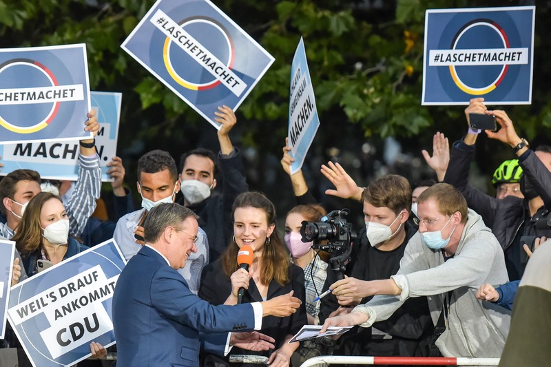 CDU-Kanzlerkandidat Armin Laschet wird auf dem Weg zum „Triell“ von Anfängern gefeiert und gefilmt