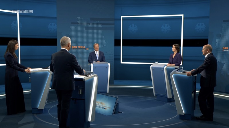 Situation beim RTL-„Triell“ mit den Kandidaten und Moderatoren
