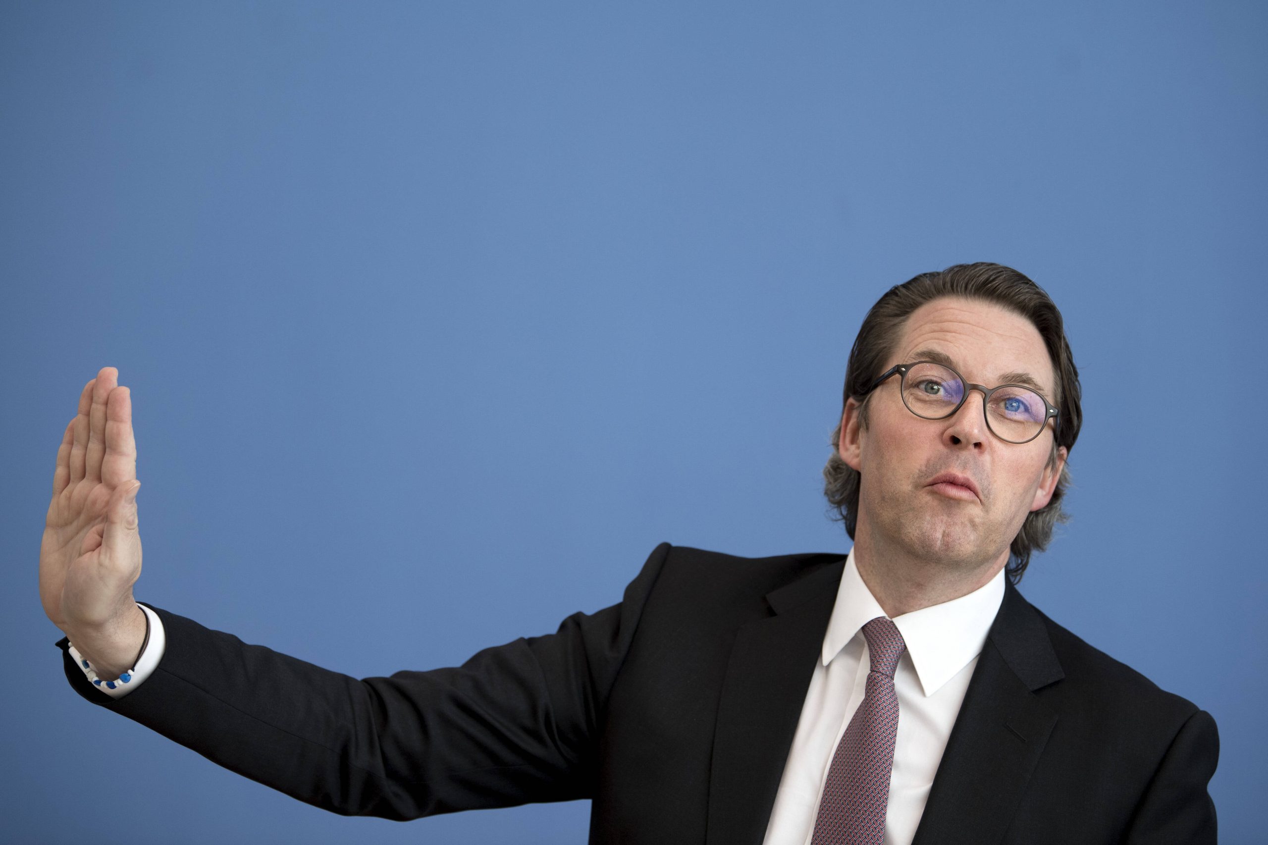 Andreas Scheuer gestikuliert abwehrend auf der Bundespressekonferenz