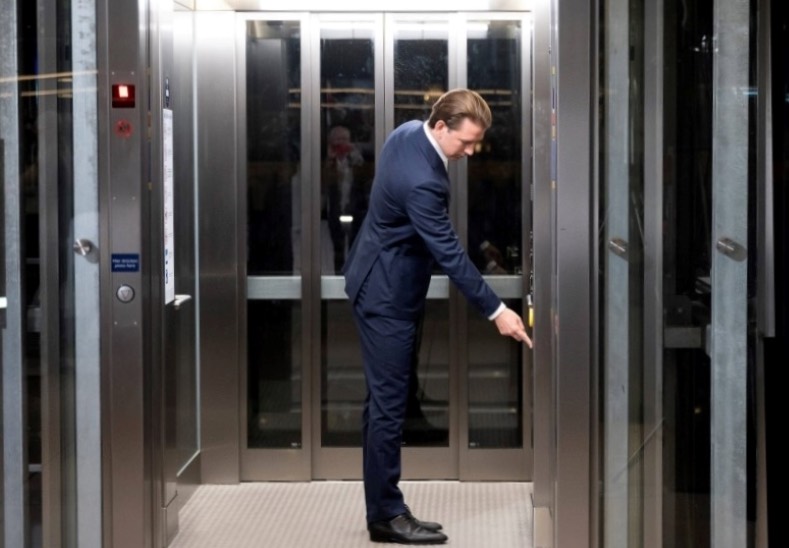 Sebastian Kurz in einem Fahrstuhl