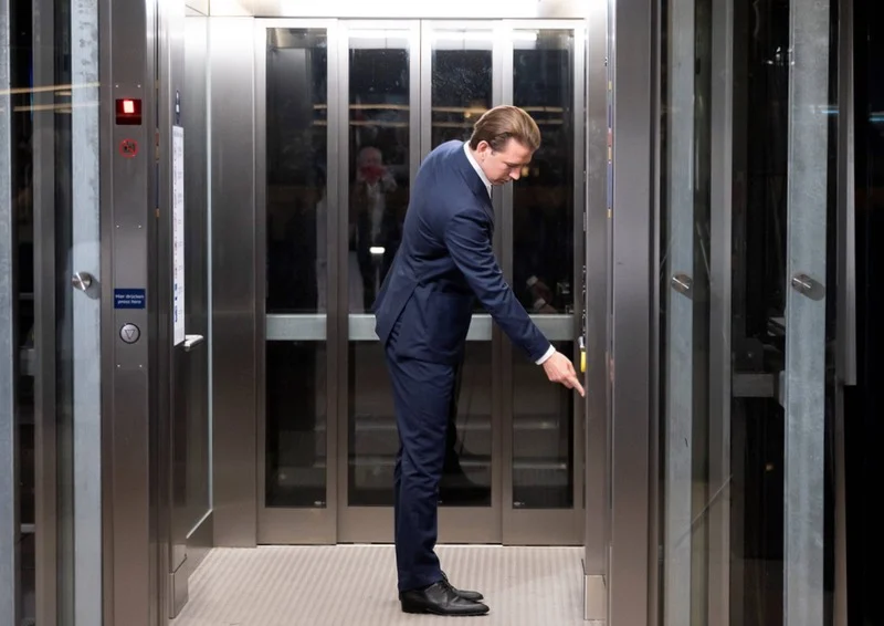 Sebastian Kurz in einem Fahrstuhl