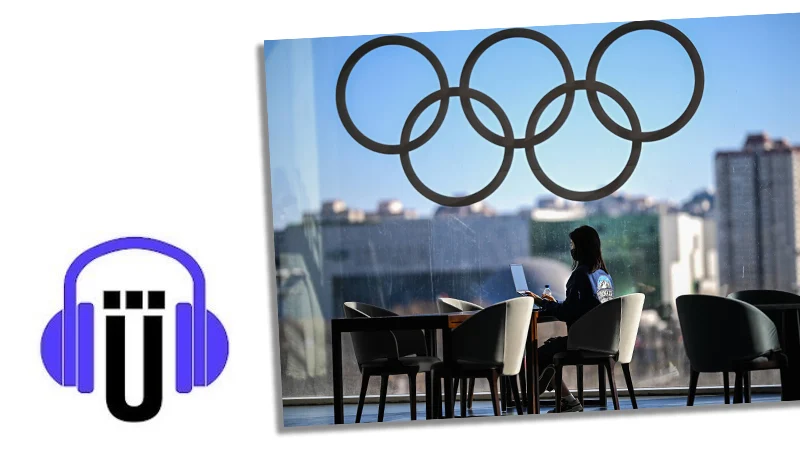 Eine Journalistin im Main Media Center der Olympischen Winterspiele 2022 in Peking, China.