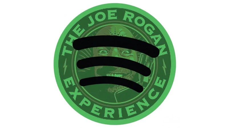 Das Logo der "Joe Rogan Experience" hinter dem Spotify-Logo
