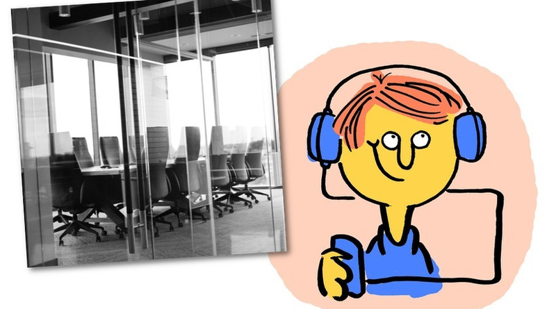 "Der ganz formale Wahnsinn" überzeugt als Podcast. Das Bild zeigt das Logo des Podcasts: Ein Schwarz-Weiß-Bild eines verglasten Meetingsraums. Daneben ist die Illustration eines Podcast-hörenden Menschen zu sehen, der unter Kopfhörern zufrieden grinst.