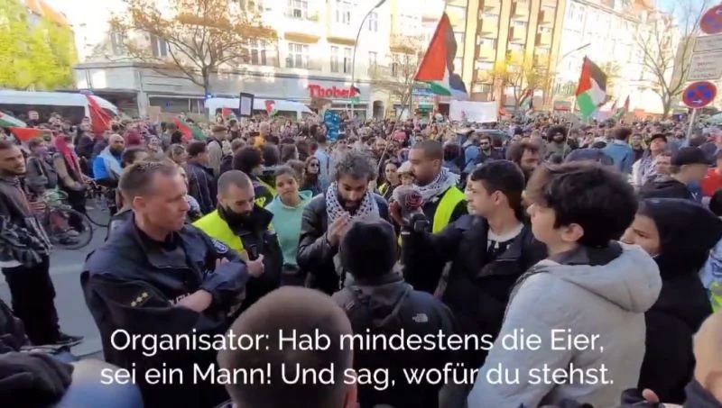Ein Veranstalter der Demonstration droht Journalisten im Beisein von Polizist:innen.