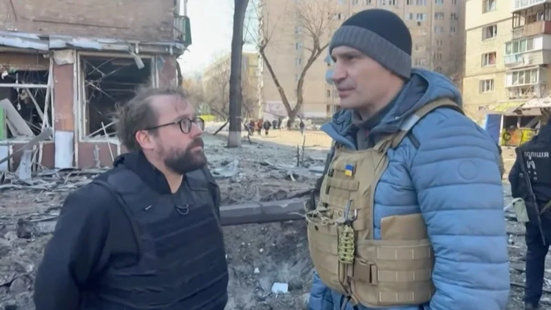 Paul Ronzheimer mit Vitali Klitschko vor einem zerbombten Stadtteil in Kiew