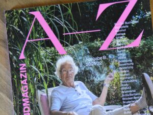 Cover des "A bis Z, Das Deutschlandmagazins" mit älterer Frau im Garten