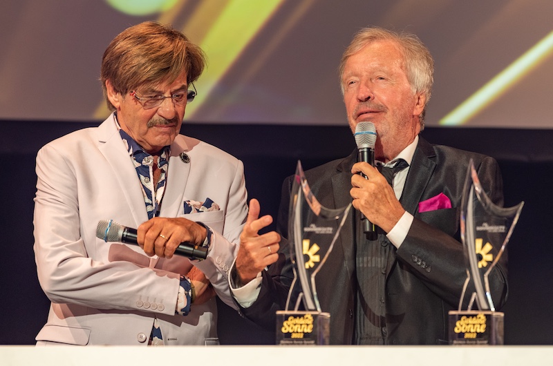 Jörg Draeger (l.) und Werner-Schulze-Erdel bei der Preisverleihung "Goldene Sonne" in Essen am 2.7.2022