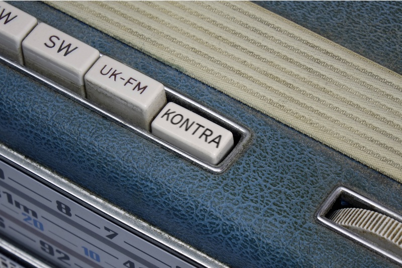 Ein altes Radio, die Taste "KONTRA" ist gedrückt (Fotomontage)