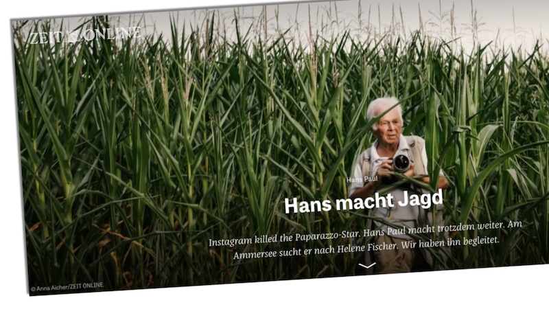 Titelfoto von "Zeit Online" mit Paparazzo Hans Paul in einem dicht bestellten Feld, Titelzeile: "Hans macht Jagd"