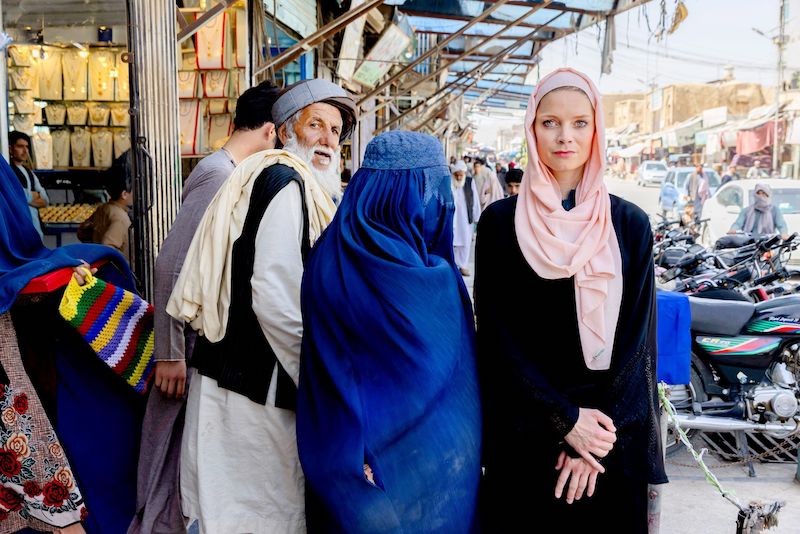 RTL-Reporterin Liv von Boetticher steht in Kandahar neben afghanischen Menschen auf einem Markt