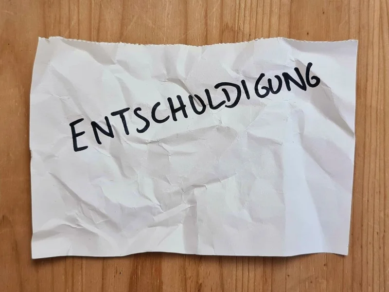 Zerknüllter Zettel, auf dem "Entschuldigung" steht