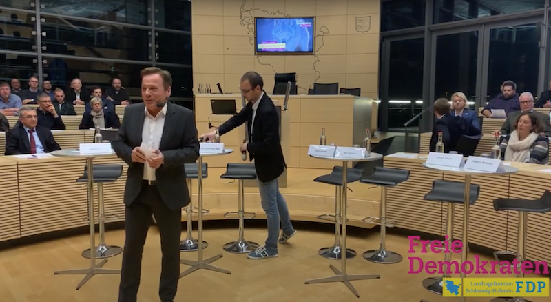 Andreas Otto moderiert eine Veranstaltung der FDP-Landtagsfraktion.