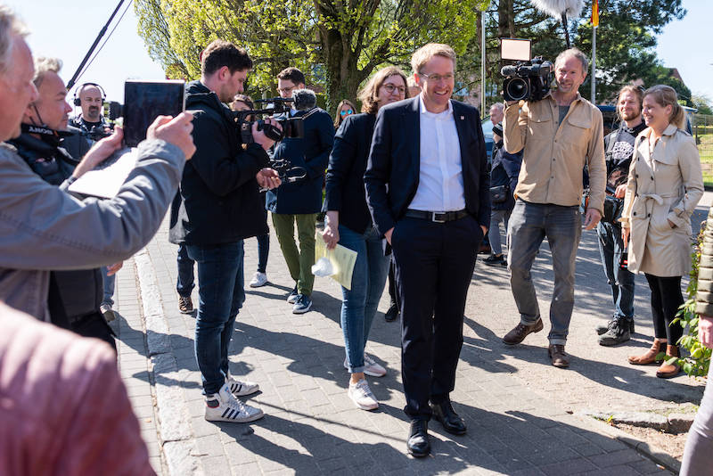 CDU-Ministerpräsident Daniel Günther und Journalisten am Tag der Landtagswahl in Schleswig-Holstein