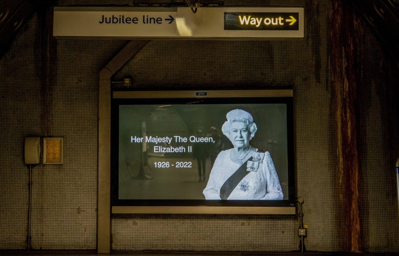 10. September 2022, London, Vereinigtes Königreich: Die Werbetafel an der Londoner U-Bahnstation zeigte das Porträt von Königin Elizabeth II.