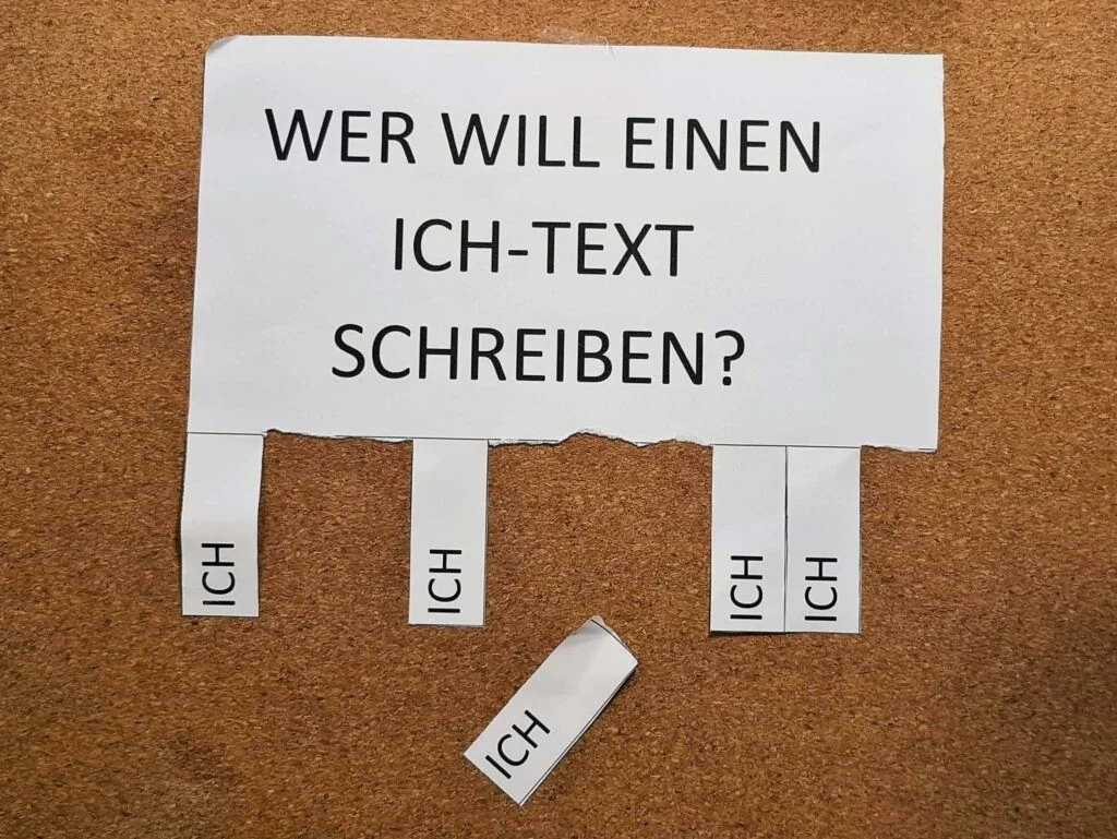 Abreißzettel "Wer will einen Ich-Text schreiben?" mit kleinen "Ich"-Fähnchen