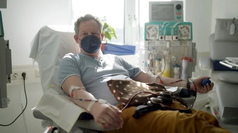 Nach einer Corona-Infektion lässt Eckart von Hirschhause mit Hilfe der HELP-Apherese sein Blut filtern.