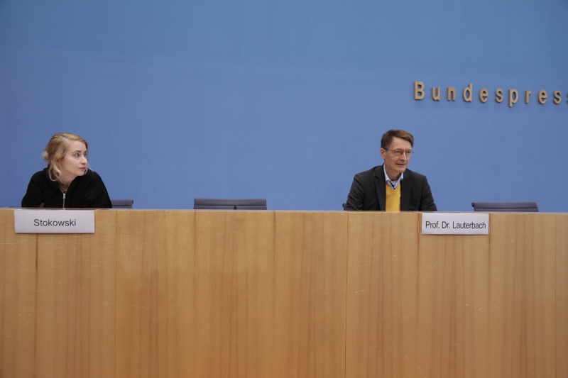 Margarete Stokowski neben Gesundheitsminister Karl Lauterbach bei der Bundespressekonferenz am 14. Oktober.