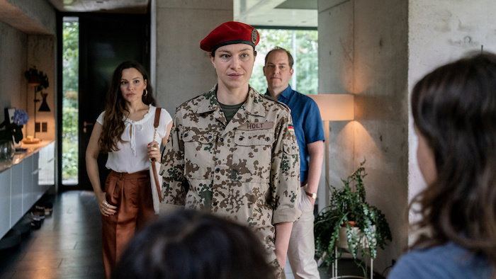 Szene aus "Neuland": Im Vordergrund steht eine Person in Militäruniform