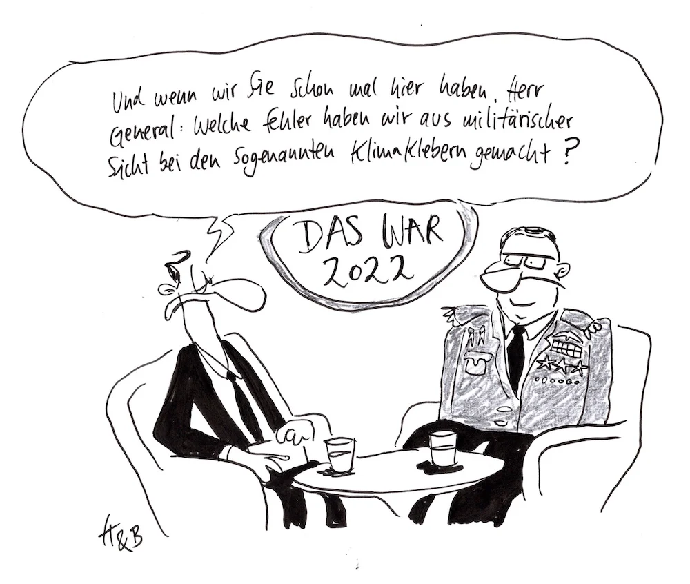 Cartoon von Hauck & Bauer: Zwei Personen sitzen in einer Talkshow über das Jahr 2022, einer trägt Militäruniform. Sag der Moderator: "Und wenn wir Sie schon mal hier haben. Herr General: Welche Fehler haben wir aus militärischer Sicht bei den sogenannten Klimaklebern gemacht?"
