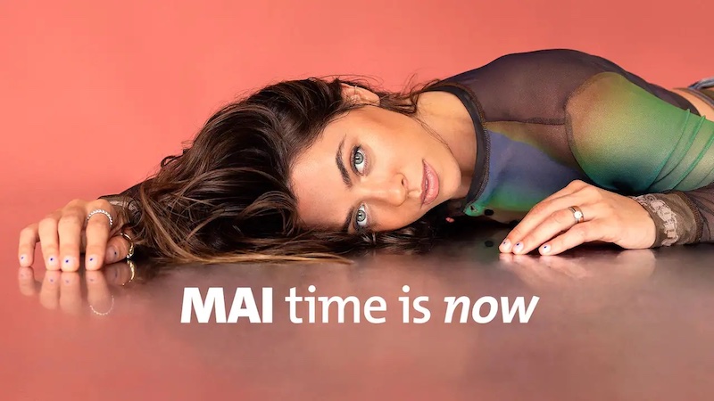 Titel der Doku "Mai Time Is Now": Vanessa Mai liegt auf dem Boden und schaut in die Kamera
