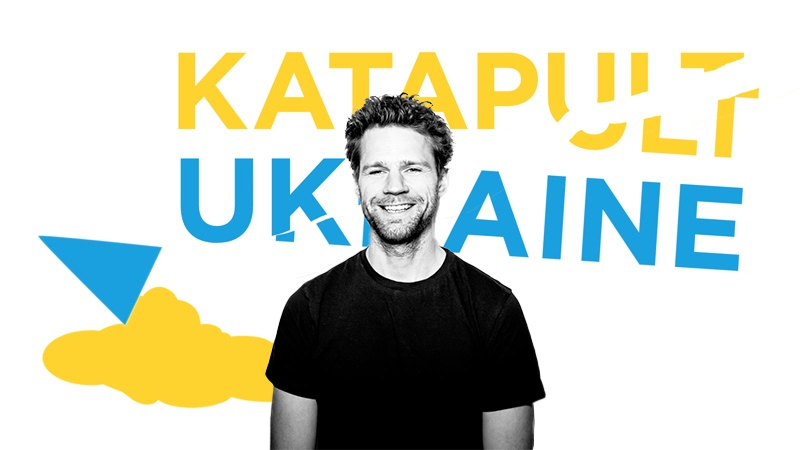 Benjamin Fredrich vor kaputtem „Katapult Ukraine“-Logo