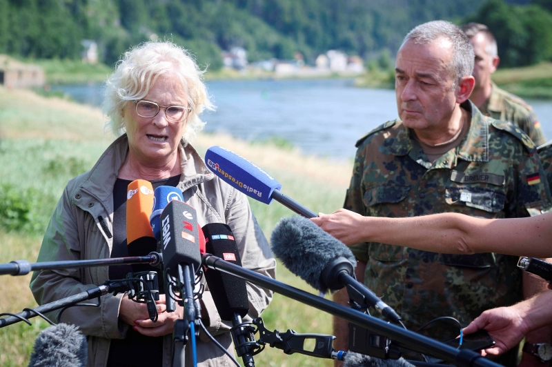 Christine Lambrecht (SPD) und Generalleutnant Carsten Breuer (Kommandeur Kommando Territoriale Aufgaben der Bundeswehr)