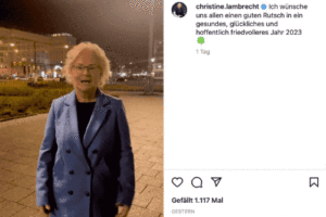 Bundesverteidigungsministerin Christine Lambrecht bei ihrer Neujahrsansprache in Berlin vor Feuerwerk