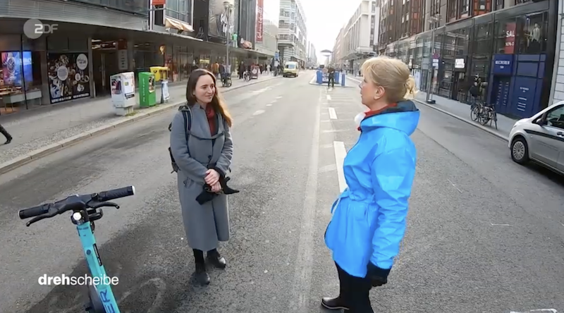 ZDF-Reporterin interviewt auf der Friedrichstraße Marie Heidenreich