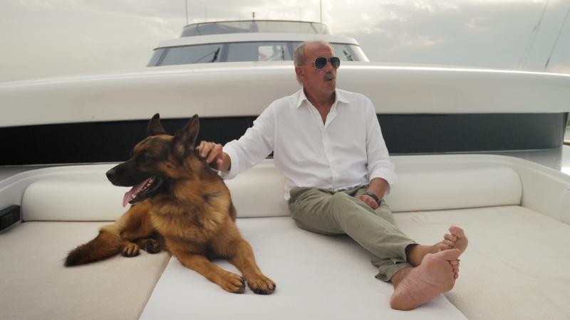 Aus der Netflix-Produktion "Gunther's Millions" über einen angeblich reichen Schäferhund. Hier zu sehen auf einer Yacht mit Maurizio Mian, dem Halter Gunthers, der sich die ganze Geschichte ausgedacht hat