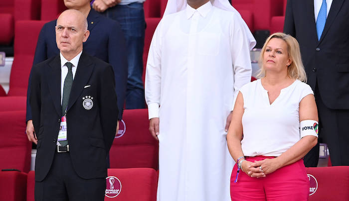 Bernd Neuendorf und Nancy Faeser auf der Tribüne bei der WM in Katar.
