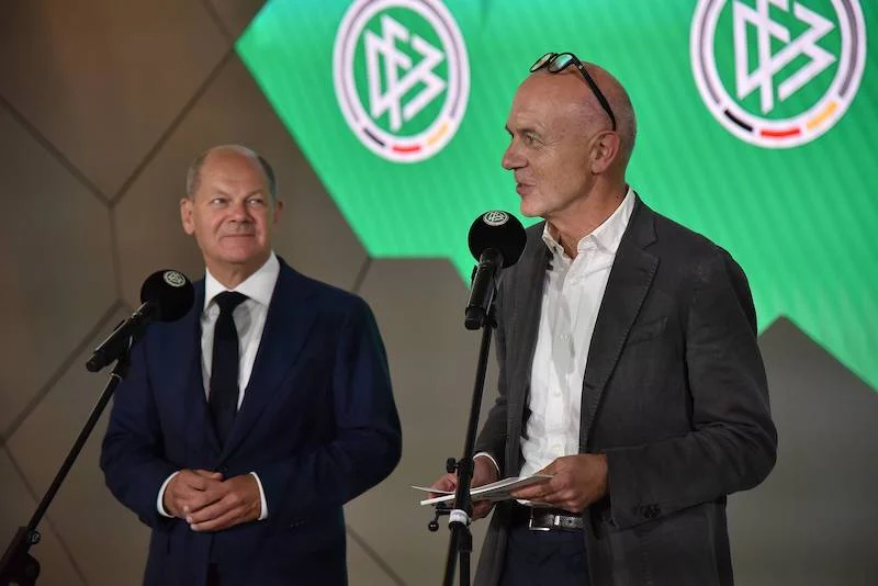 Bundeskanzler Olaf Scholz (l.) und DFB-Präsident Bernd Neuendorf im August 2022 in Frankfurt am Main.