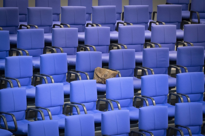 Leere Stühle mit einsamer Handtasche im Bundestag