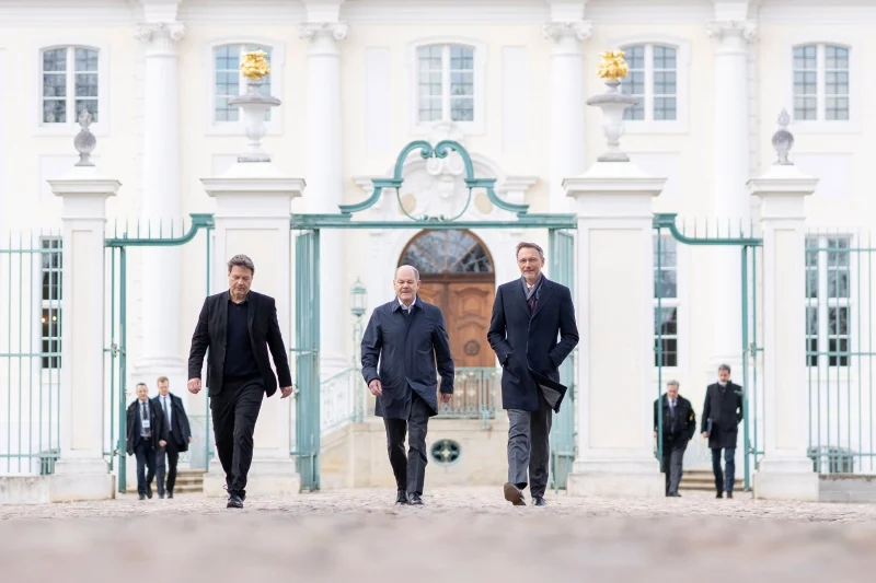 Zweitägige Klausurtagung der Bundesregierung auf Schloss Meseberg Tag 2 - Robert Habeck, Olaf Scholz und Christian Lindner (von links) auf dem Weg zur Abschlusspressekonferenz, Meseberg Brandenburg Deutschland