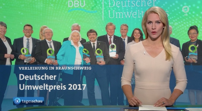 Judith Rakers moderiert in der "Tagesschau" einen Beitrag über den Deutschen Umweltpreis 2017 an.