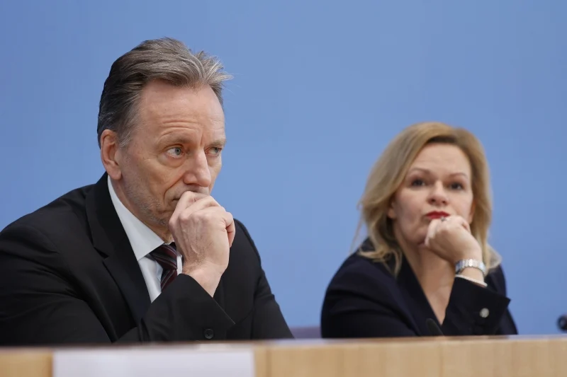 Holger Münch, Präsident des Bundeskriminalamtes (BKA), Bundesministerin des Innern und für Heimat Nancy Faeser, Deutschland, Berlin, Bundespressekonferenz, Thema: Polizeiliche Kriminalstatistik 2022