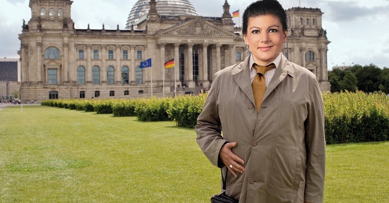 Der Kopf von Sarah Wagenknecht auf dem Körper von Horst Schlämmer vor dem Reichstag