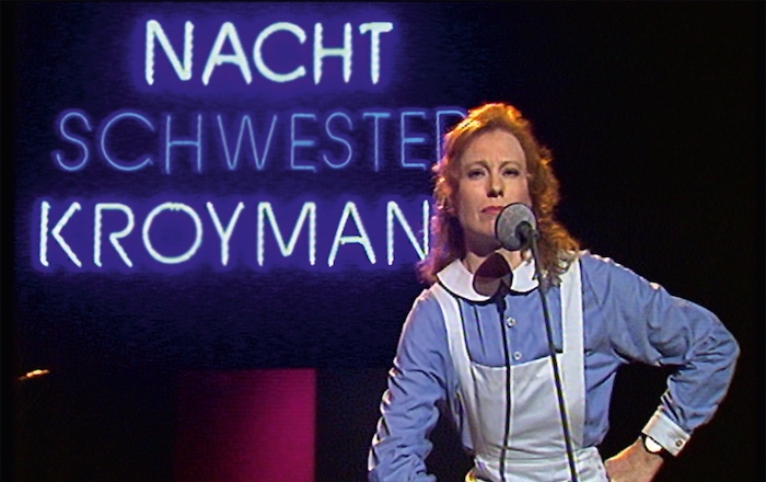 Maren Kroymann in ihrer Rolle als "Nachtschwester".