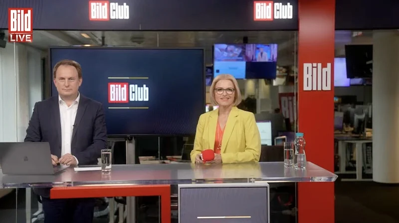 Frank Ochse und Tanja May stehen im "Bild"-Studio an einem Tisch