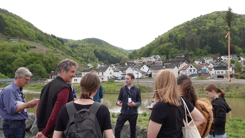 eine Menschengruppe in Rech im Ahrtal