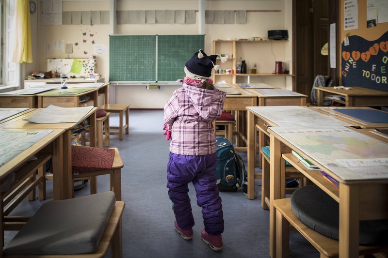 Ein Kind allein in einem Klassenzimmer